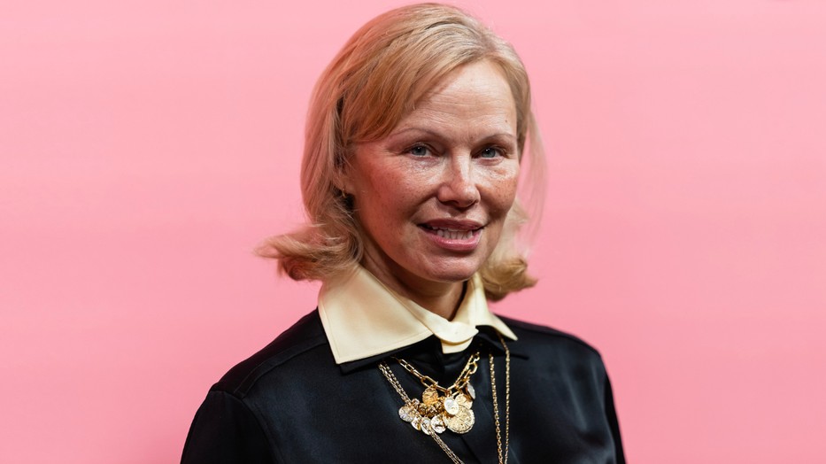 Pamela Anderson Párizsban mutatta meg brutálisan rövid, vörös haját