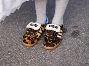 Felejtsd el a fehér sportcipőt! Megérkeztek 2024 vezető sneaker trendjei