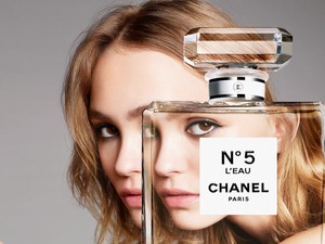 Johnny Depp kicsi lánya kelti új életre a legendás parfümöt