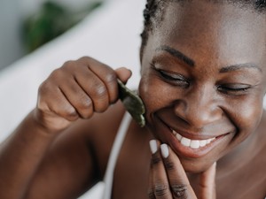 Az influenszerektől a szépségszakértőkig mindenki a gua sha köveket használja, de tényleg jók valamire ezek az ásványok?