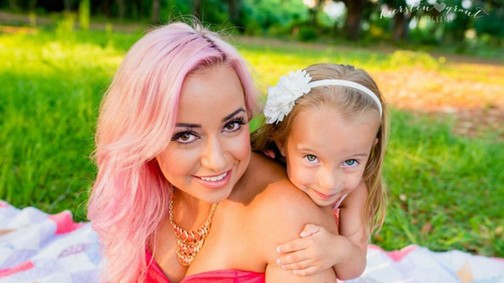 Az internet kiakadt ennek a 6 éves kislánynak a festett hajától