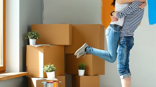 Hogyan tartsd fenn az érdeklődését, miután összeköltöztök?