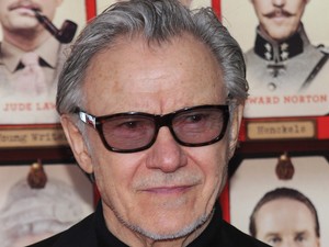 Férfi fegyverrel - Harvey Keitel 75!