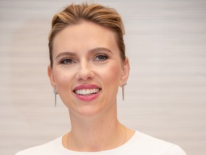 Kockás has, ellenállhatatlan sikk - Scarlett Johansson újra a fedélzeten