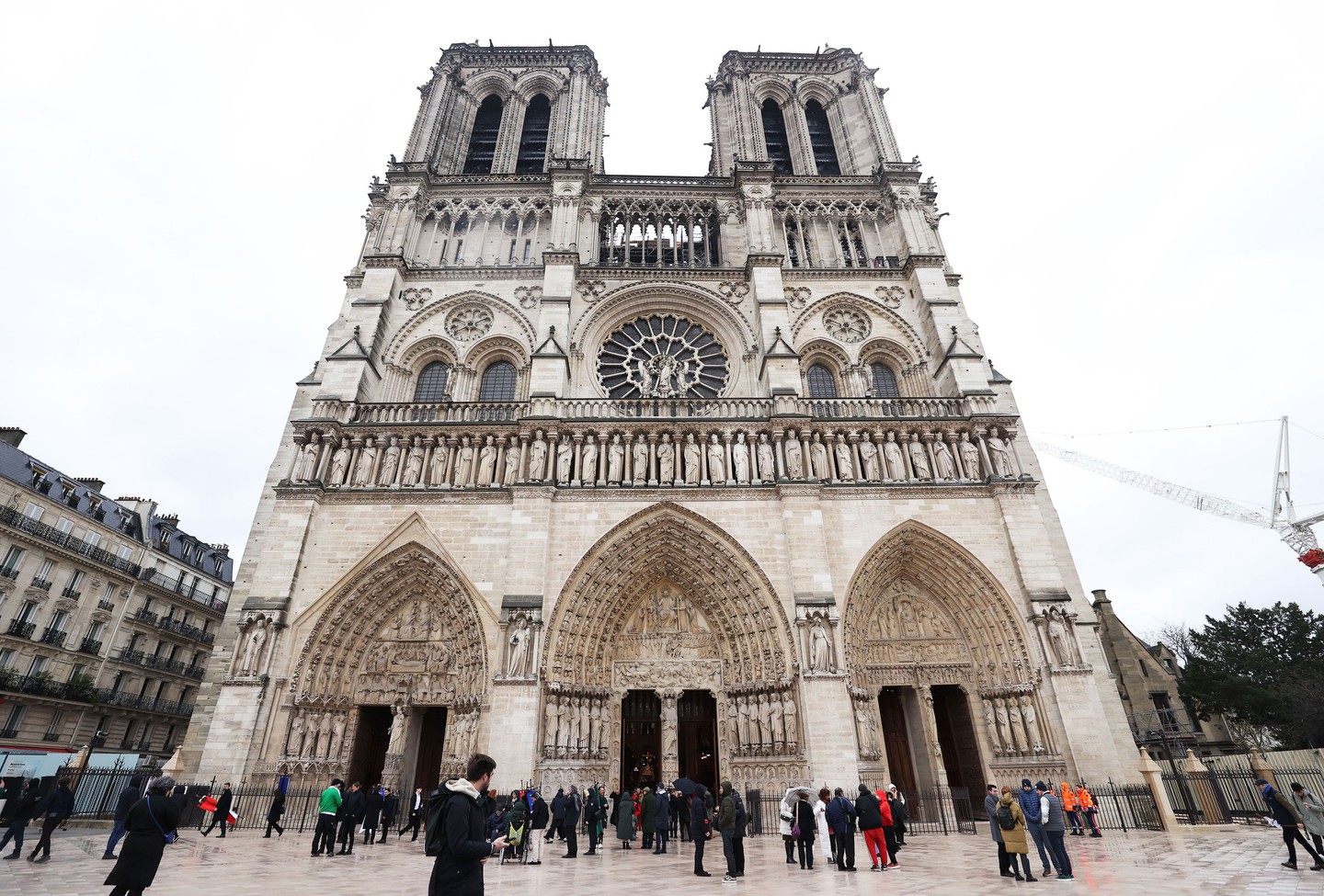 Az újjáépített tetőszerkezetbe a legkorszerűbb tűzvédelmi megoldásokat építették be, hogy még véletlenül se fordulhasson elő hasonló tragédia a jövőben. Hőkamerák és tűzérzékelő berendezések gondoskodnak a biztonságról, míg az új tetőlemezek vastagabbak és lassabban égő anyagból készültek.