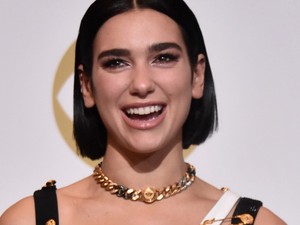 Biztostűk tartották össze Dua Lipa ruháját a Grammy-gálán