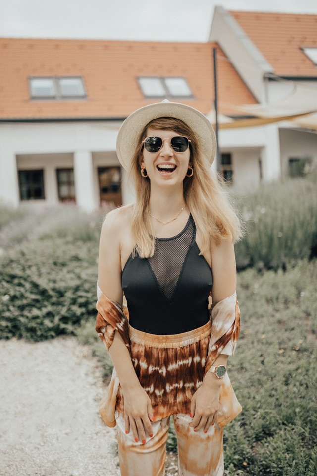 Imádjuk Lángi Dorka mai bohókás szettjét