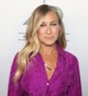 Napszítta, aranyszőke árnyalatok: Sarah Jessica Parker dús, finoman világosított tincsei a nyári napsütés frissességét és fiatalos dinamikáját idézik.