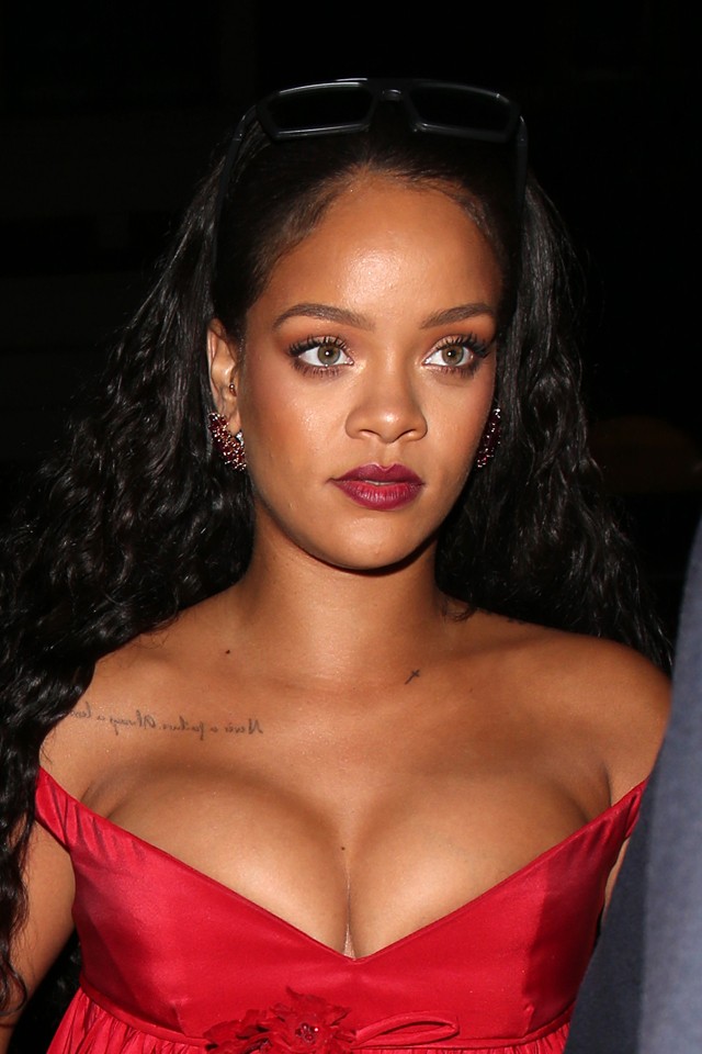 Rihanna hihetetlenül felpolcolta a melleit a vörös szőnyegen