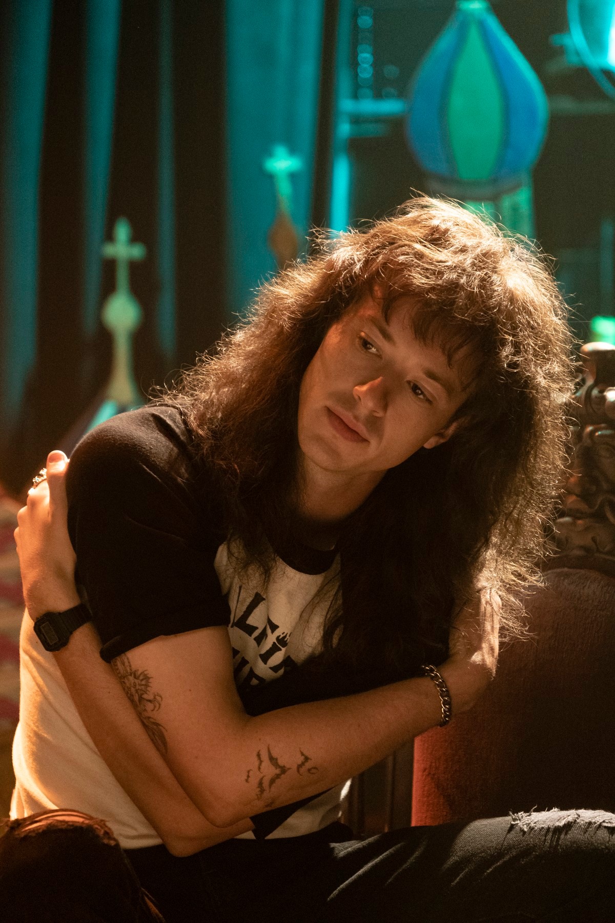 Eddie Munson karakterét a Stranger Things negyedik évadában kaptuk meg, és azzal a lendülettel el is vették tőlünk a monumentális fináléban. Pedig gyorsan beleégette magát a retinákba ez a felszabadító karakter, és ebben egészen biztosan nagy szerepet játszott vagány mullet frizurája is, ami - meglepetés - paróka volt. A sorozat készítői, a Duffer testvérek eredetileg azt szerették volna, ha Eddie karakterének fekete a haja, a frizurákért felelős Hindsgaul viszont hosszú órákat szánt arra, hogy megtalálja a színészhez, Joseph Quinnhez sokkal inkább passzoló árnyalatot. A finom rétegekből álló frizura végül különböző színekkel lett teljes, így a végeredmény nem véletlenül lett ennyire élethű.