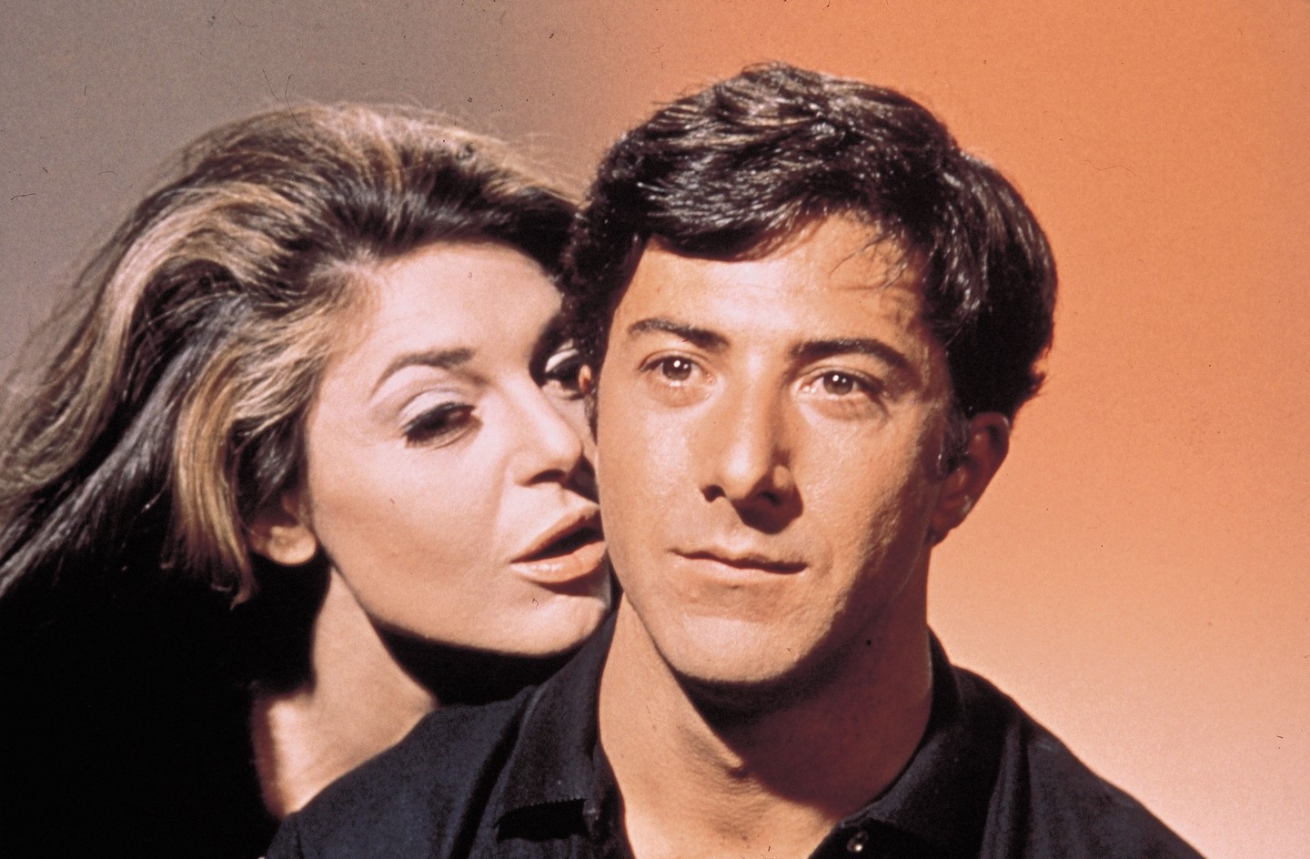 Dustin Hoffman - Diploma előtt. Dustin Hoffman számára ez a film meghozta a nagy áttörést, viszont pofátlanul kevés fizetést kapott érte. A mozi több mint 100 millió dolláros (34 milliárd forint) bevétele ellenére a színész mindössze 4000 dollárt, azaz 1,3 millió forintot kapott. Mivel ez nyilván nem volt elég a megélhetéséhez, így egy rövid időre ismét munkanélküli lett, míg aztán végül betört a szakmába, és végérvényesen letette névjegyét Hollywoodban - méghozzá ennek a filmnek köszönhetően.