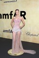Frida Aasen norvég modell szintén fittyet hányt a dress code-ra, és egy ragyogó, rózsaszín-ezüst meztelenruhában keltett óriási feltűnést.