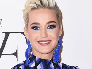 Csak Katy Perry tudja ilyen tökéletesen kombinálni a sminkjét a ruhájával