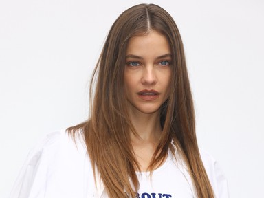 Bejelentése után először lépett utcára Palvin Barbara, a modell fehér miniruhában tündökölt