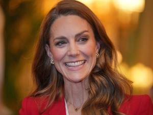 Ritkán látni Katalin hercegnét ennyire harsány ruhában, mégis telitalálat ez a választás