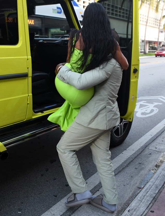 Kanye West papucsban emeli be Kim Kardashiant az autóba