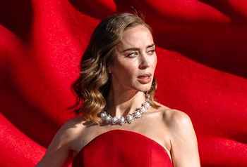 Emily Blunt pucérruhája a meztelenség és az elegancia tökéletes találkozása, egyszerűen gyönyörű a színésznő