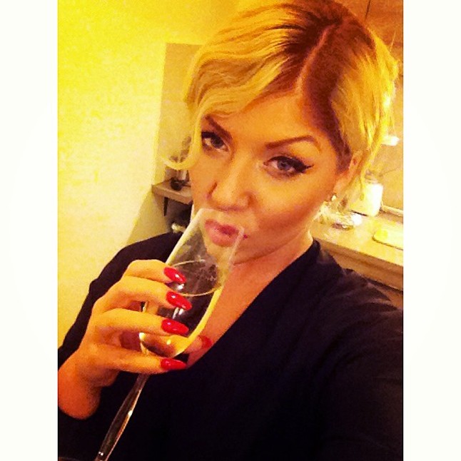 Tolvai Reni mandula körmei