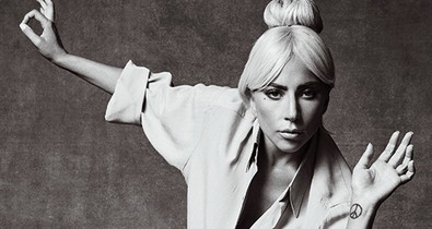 Ebből biztosan mém lesz: Lady Gaga mindent csinál ezzel a székkel csak azt nem, amire gondolsz