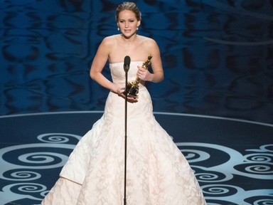 Hálóingben, smink nélkül vette át az Oscar-díjat egy színésznő - Íme a gála legemlékezetesebb ruhái