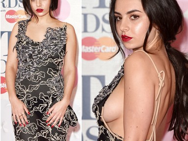 Borzalmas ruhában villantott mellett a popsztár