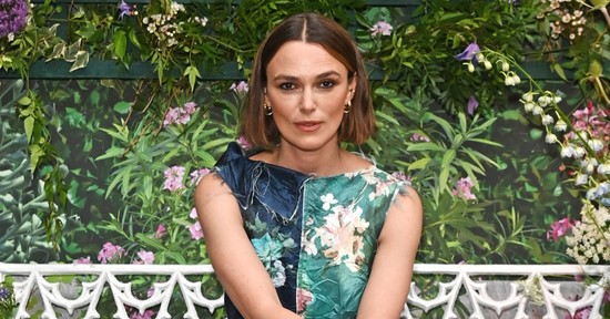 Keira Knightley meztelenruhája hétköznapi kötött pulcsinak indul, majd pucérruhává változik