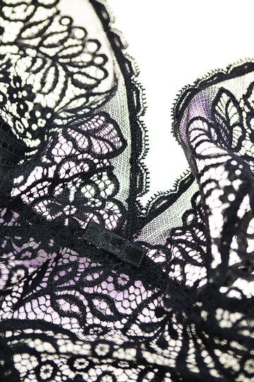 A Triumph Amourette kollekció virágos csipkerétege klasszikus eleganciát sugároz.