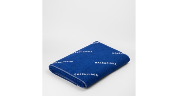 Balenciaga türcsi - nemrég heves vita zajlott, hogy szabad-e a déli rekkenő hőségben, UV sugárzásos napsütésben napozni, nos, a válasz egyszerű: csak erre a strandtörölközőre feküdj ki a napra a kritikus időszakban, nagy baj már úgysem érhet, hiszen a józan eszedet már akkor elveszítetted, amikor 45 ezer forintért megvásároltad ezt a sikkes darabot.