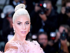Lady Gaga lesz a Valentino új illatának arca: a parfüm üzenete pedig tökéletes