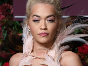 Rita Ora egy hamvaiból feltámadó főnixmadár ebben a ruhában