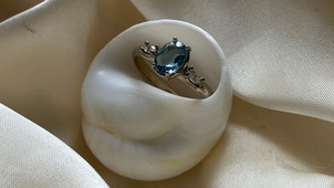 A tökéletes eljegyzési gyűrű igazodik a jövendőbeli menyasszony szemszínéhez, a doboza pedig elfér egy farzsebben