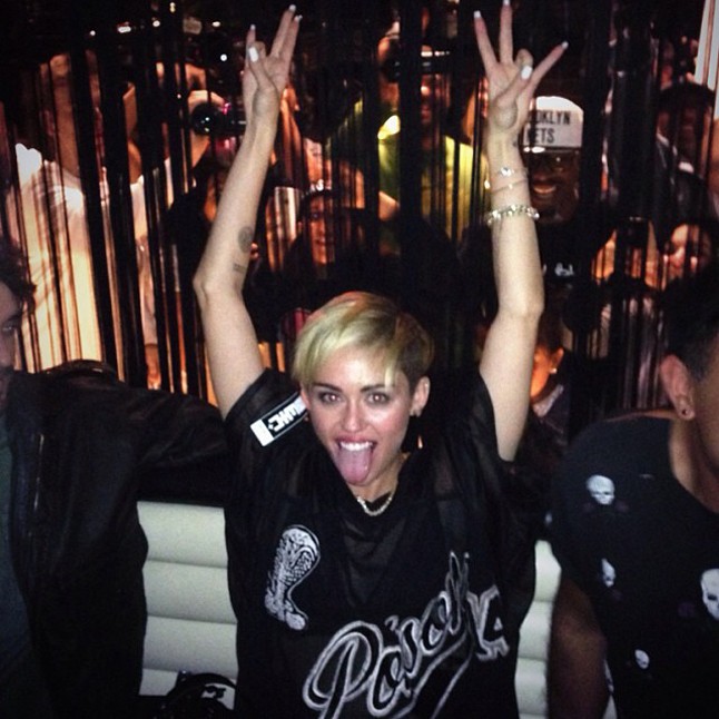 Miley Cyrus nagy sikert aratott a Saturday Night Live házigazdájaként.