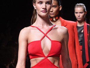 Edzés közben popsztárnak érzi magát a bombázó