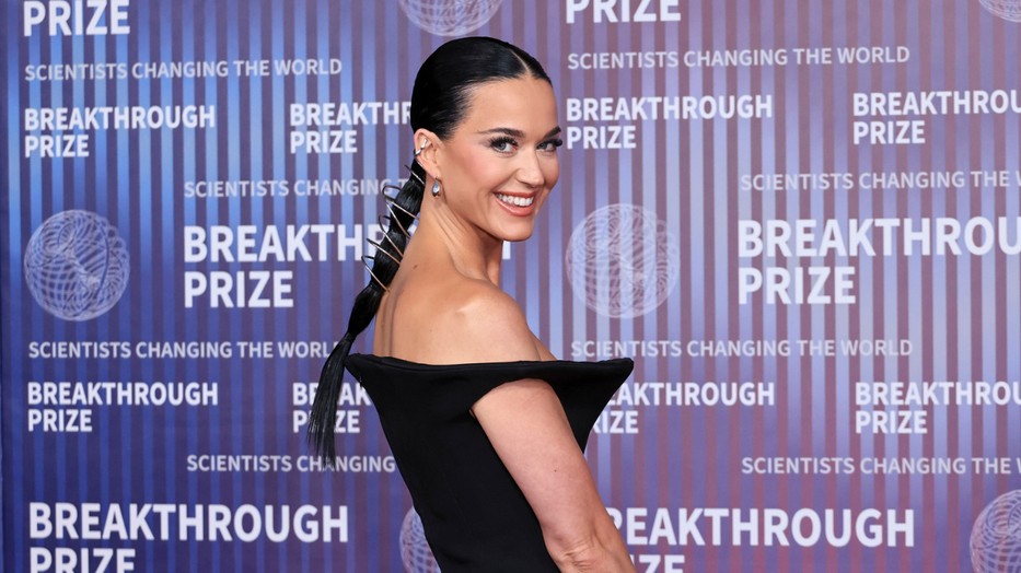 Kommentelők százai fejezték ki tetszésüket a bejegyzés alatt, azonban még többen találgattak, hogy mire fel Katy Perry új stílusa?