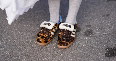 Felejtsd el a fehér sportcipőt! Megérkeztek 2024 vezető sneaker trendjei