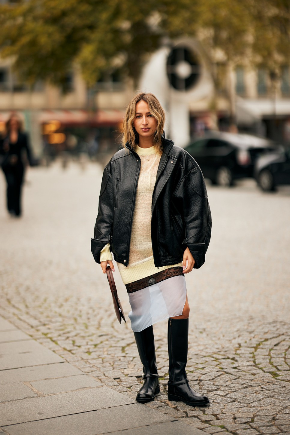 A lovagló csizmák modern és friss sikkel robbantak be a 2025-ös őszi-téli cipőtrendekbe