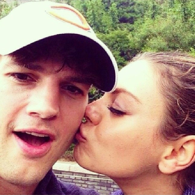 Ashton Kutcher már a második Instagram-profilját fogyasztja. De mi ezt jobban szeretjük, mert ilyen cuki fotókkal van tele, mint ez itt Mila Kunisszal. @kutcher78