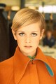 A `60-as évek bájának egyik verziója. Twiggy rövid haja, a Bambi szemei és törékeny alkata mellett, csak még többet hozzáadott a kislányos cukiságához.