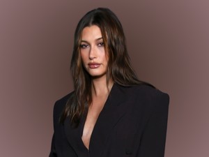 Hailey Bieber fontos divatszabályt szegett meg, mégis mindenkit túlragyogott a szettjével