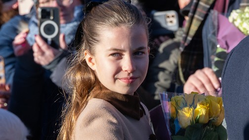 A kamerák előtt tett példátlan dolgot Sarolta hercegnő, már most Erzsébet királynőt látják benne