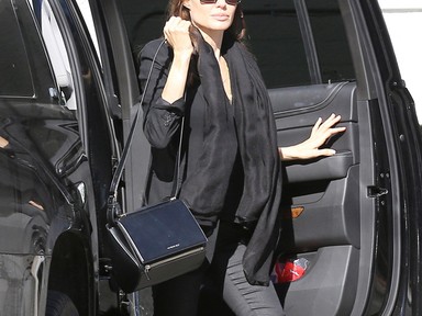 Angelina Jolie feketében shoppingol