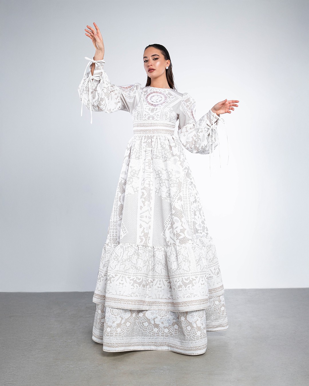 Richelieu Kalocsai –  eredeti riselt kisterítőket építettek be a ruhába, amit csipke printtel egészítették ki.