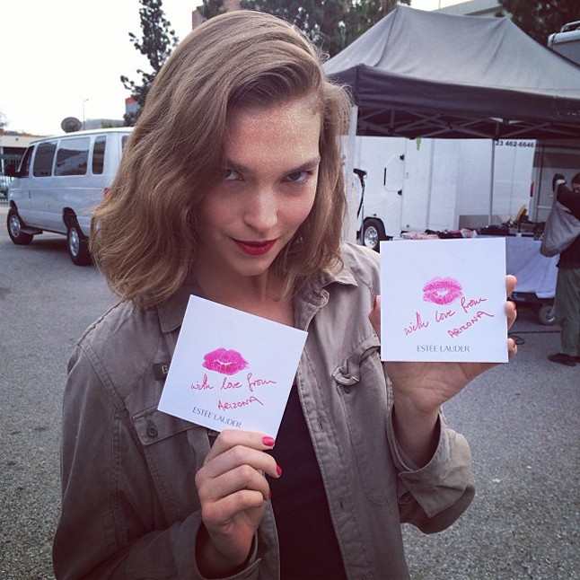 Arizona Muse: @arizona_muse Smink nélküli selfie-k, közös fotók más modellekkel és gyönyörű helyek.