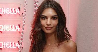 Á semmi, csak egy újabb topless szelfi Emily Ratajkowskitól