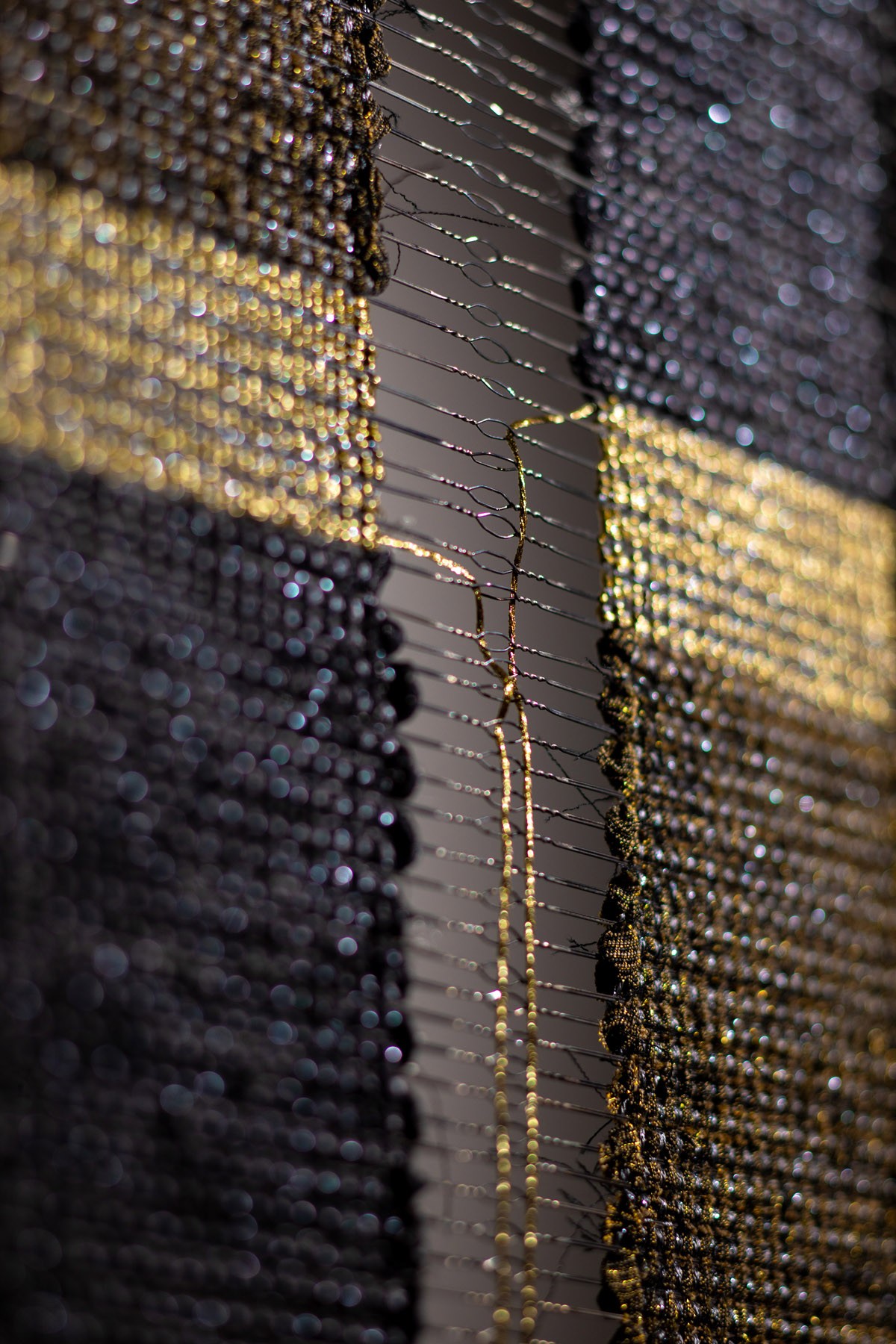 Csíkszentmihályi Réka AZ UTOLSÓ SZÖVŐGYÁR EMLÉKÉRE, 2022250x50x0,5 cm; fém ipari nyüstszálak, textil, kézi szövés, fűzésfotó: Csíkszentmihályi Márton  