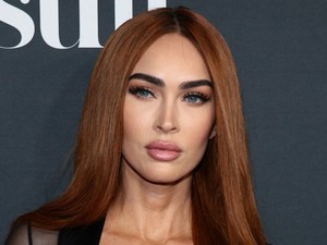 Megan Fox merészen kivágott, áttetsző ruhában ragyogott a vörös szőnyegen