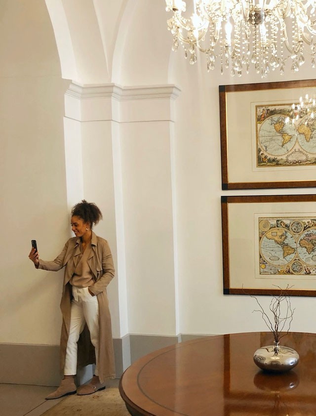 Mtenga Bianca gyönyörű könyezetben és ultramenő szettben folytatja a munkát