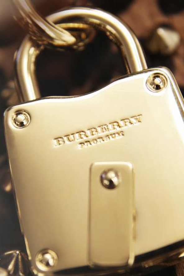 A vásárló személyre szabott darabokat rendelhet online, a burberry.com oldalon a táskákból, vagy akár bármely felsőruházati termékből egyaránt