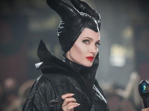 Azt hitted Angelina Jolie mindig komor? Így őrültködik a forgatás közben!