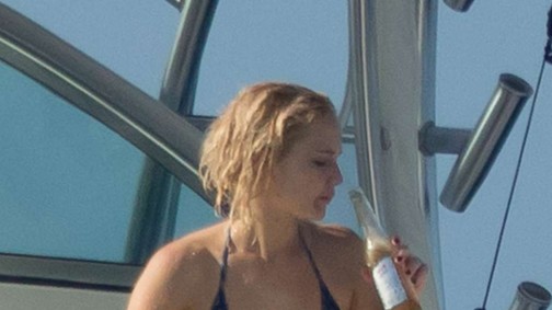 Jennfier Lawrence bikiniben hajókázik